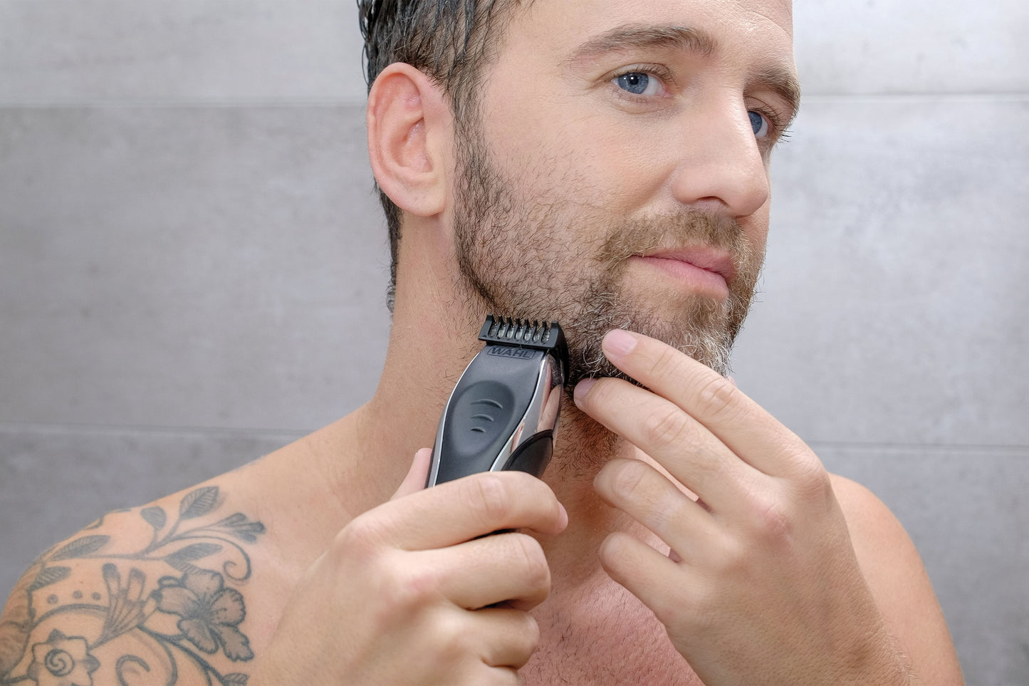 WAHL Aqua Groom Rechargeable Trimmer Kit, Showerproof Lithium Ion Trimmer, Foil Shaver and Detailer, 12 Combs for different beard haircutting lengths, 3 hours Run Time