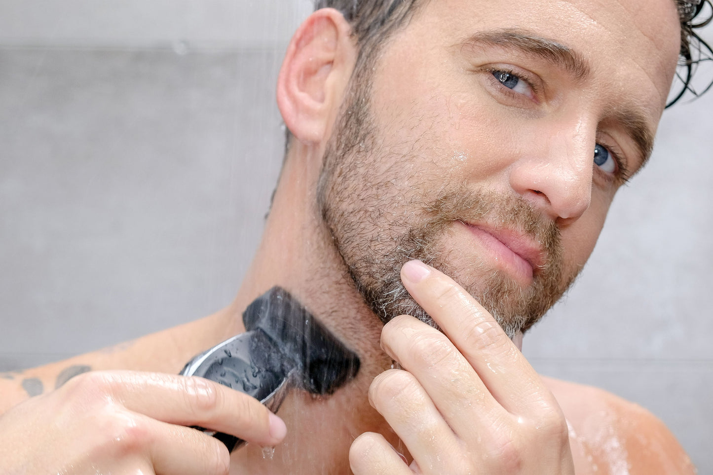 WAHL Aqua Groom Rechargeable Trimmer Kit, Showerproof Lithium Ion Trimmer, Foil Shaver and Detailer, 12 Combs for different beard haircutting lengths, 3 hours Run Time